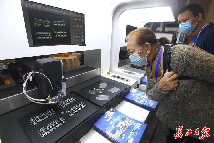 武汉新纪宏程智能展示的智能点胶机,可用于3c电子,led光电